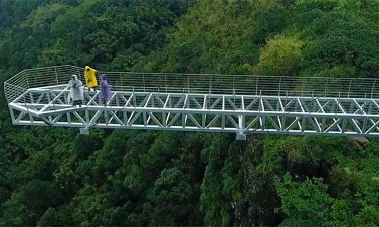 Glass Bridge: ಪ್ರವಾಸಿಗರ ಆಕರ್ಷಣೆಗಾಗಿ ಕೇರಳದಲ್ಲಿ ಅತೀ ಉದ್ದದ ಗಾಜಿನ ಸೇತುವೆ ನಿರ್ಮಾಣ