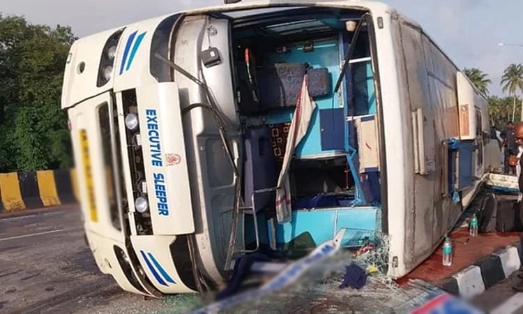 Road Mishap: ಬೆಂಗಳೂರಿಂದ ಪಣಜಿಗೆ ತೆರಳುತ್ತಿದ್ದ ಬಸ್ ಪಲ್ಟಿ: ಪ್ರಯಾಣಿಕರು ಪಾರು