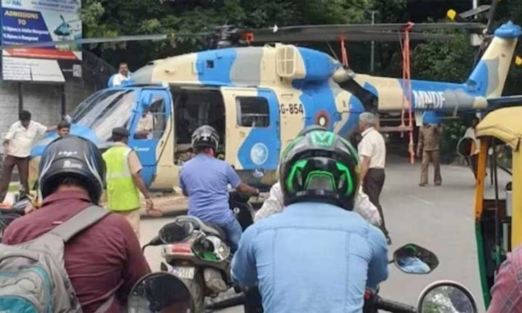 Viral Photo:  Bengaluru ರಸ್ತೆ ಸಮೀಪ ಹೆಲಿಕಾಪ್ಟರ್‌ ಪಾರ್ಕಿಂಗ್!‌ ವಾಹನ ಸವಾರರ ಪರದಾಟ