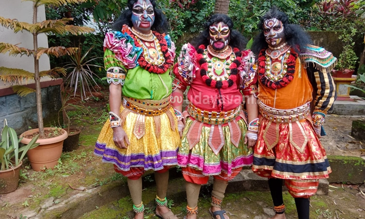 Ashtami Special: ಜನರಿಂದ ಹಣ ಪಡೆಯದೆ ಅಷ್ಟಮಿ ಶುಭಾಶಯ ಹಂಚಿಕೊಂಡ ರಾಕ್ಷಸ ವೇಷಧಾರಿಗಳು