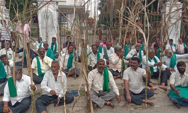 Cauvery ಕಿಚ್ಚು: ರೈತರಿಂದ ಮತ್ತೊಂದು ವಿನೂತನ ಪ್ರತಿಭಟನೆ