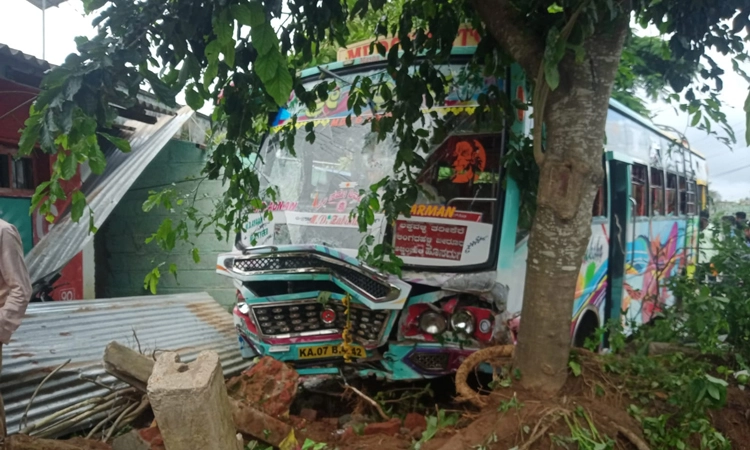 Road mishap: ವಿದ್ಯಾರ್ಥಿಗಳಿಗೆ ಬಸ್ ಡಿಕ್ಕಿ ಹೊಡೆದ ಪ್ರಕರಣ: ಓರ್ವ ವಿದ್ಯಾರ್ಥಿನಿ ಮೃತ್ಯು