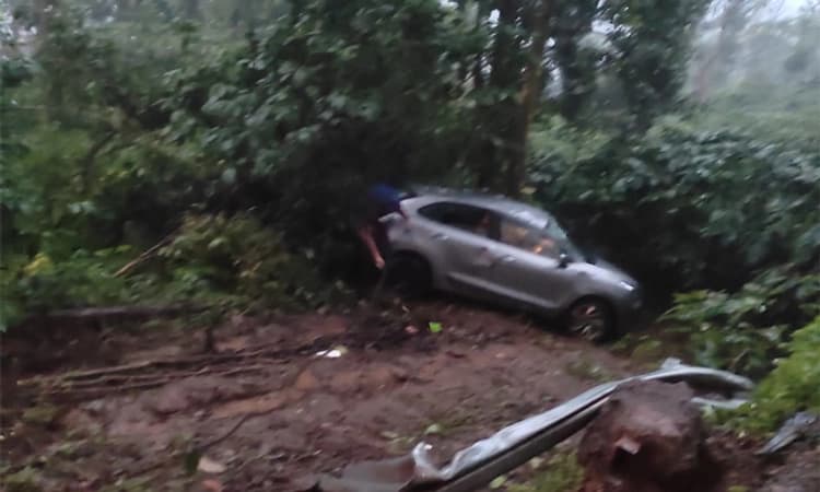 Devaramane; ಕಾಫಿ ತೋಟಕ್ಕೆ ಬಿದ್ದ ಕಾರು: ಪ್ರಾಣಾಪಾಯದಿಂದ ಪಾರು