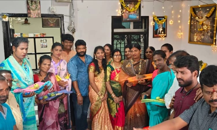 Gangavati: ಶ್ರೀಕೃಷ್ಣ ಜನ್ಮಾಷ್ಟಮಿ ಸಂಭ್ರಮ; ಮಂಗಳಮುಖಿಯರಿಗೆ ಬಟ್ಟೆ ವಿತರಣೆ