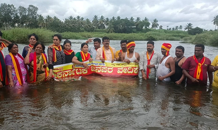Srirangapatna: ಕಾವೇರಿ ಕಿಚ್ಚು; ರೈತರು, ಕಾರ್ಯಕರ್ತರಿಂದ ವಿವಿಧೆಡೆ ಪ್ರತಿಭಟನೆ