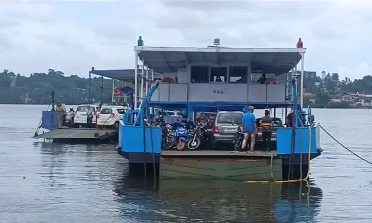 Panaji: ಬಾರ್ಜ್ ನ ಮುಂಭಾಗದ ಕಬ್ಬಿಣದ ತಗಡು ಮುರಿದು ಬಿದ್ದು ಪ್ರಯಾಣಿಕರ ಪರದಾಟ