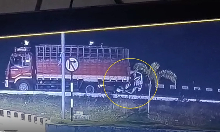 Speeding van: ನಿಂತಿದ್ದ ಲಾರಿಗೆ ಡಿಕ್ಕಿ ಹೊಡೆದ ವ್ಯಾನ್… 6 ಮಂದಿ ಸ್ಥಳದಲ್ಲೇ ಮೃತ್ಯು