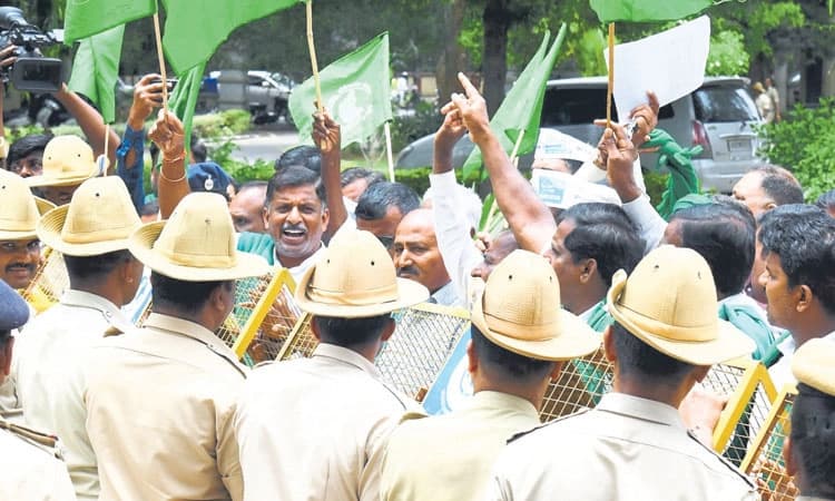 Protest: ಸಂಸದರ ಕಚೇರಿ ಬಳಿ ಆಕ್ರೋಶ