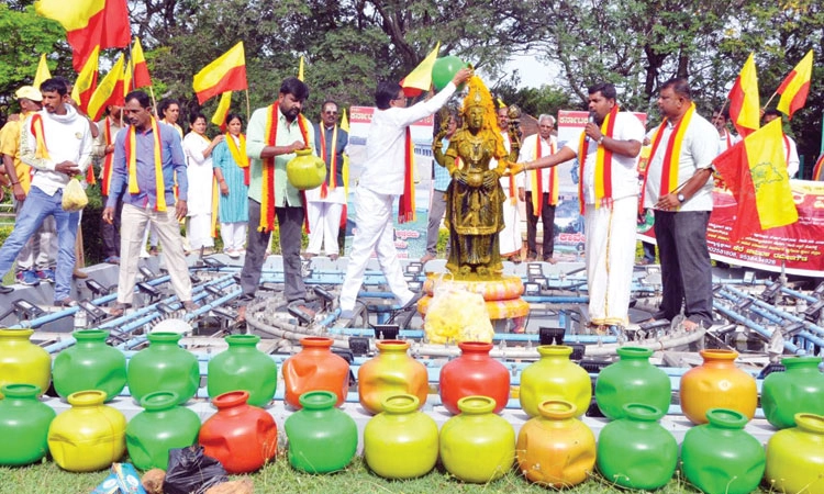 Cauvery ಕಿಚ್ಚು: ಮುಂದುವರಿದ ಜನಾಕ್ರೋಶ: ಹಲವರ ಬಂಧನ, ಬಿಡುಗಡೆ