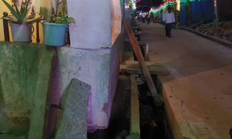 PWD ವಾಲ್ ಚರಂಡಿ ನಿರ್ಮಾಣ ವೇಳೆ ಬಡ ಮಹಿಳೆಯ ಮನೆಗೋಡೆ ಕುಸಿತ