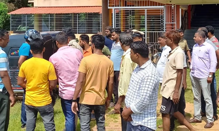 Karwar ;ಮತಾಂತರದ ವದಂತಿ, ಕ್ರಿಶ್ಚಿಯನ್ನರ ಪ್ರಾರ್ಥನೆಗೆ ಅಡ್ಡಿ:ಪೊಲೀಸರಿಂದ ಪರಿಸ್ಥಿತಿ ತಿಳಿ