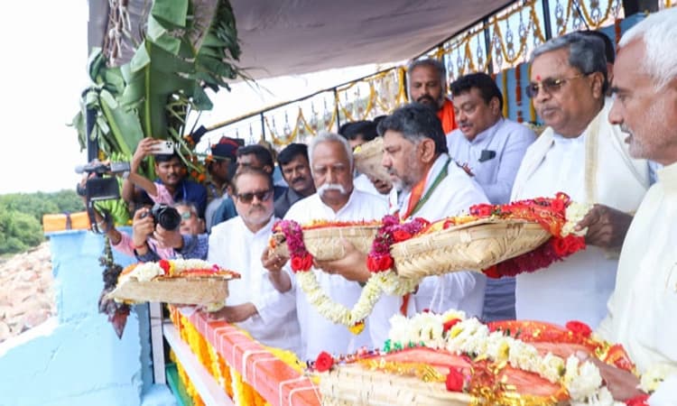 Krishna River; ಕೃಷ್ಣೆಯ ಜಲಧಿಗೆ ಸಿಎಂ, ಡಿಸಿಎಂ ಬಾಗಿನ ಅರ್ಪಣೆ