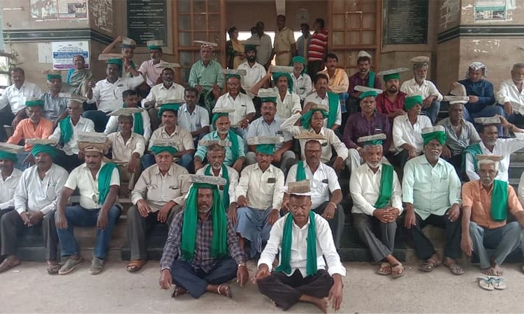 Srirangapatna: ಸರ್ಕಾರ ರೈತರ ಬದುಕಿನ ಮೇಲೆ ಚಪ್ಪಡಿ ಎಳೆದಿದೆ; ರೈತರ ಪ್ರತಿಭಟನೆ