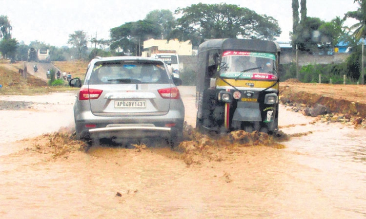 Unscientific roads: ಪ್ರವಾಹ ಸೃಷ್ಟಿಸುತ್ತಿರುವ ಅವೈಜ್ಞಾನಿಕ ರಸ್ತೆಗಳು
