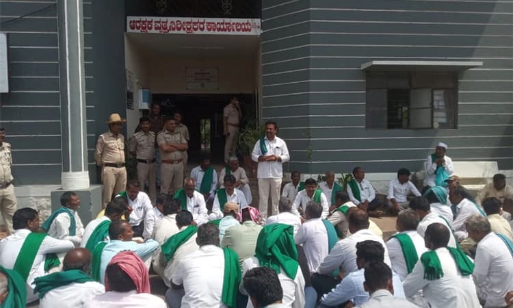 Mudhol; ಯಲ್ಲಪ್ಪ ಹೆಗಡೆ ಮೇಲೆ ಹಲ್ಲೆ: ಮೂಲ ಆರೋಪಿಗಳ ಬಂಧನಕ್ಕೆ ಒತ್ತಾಯಿಸಿ ಪ್ರತಿಭಟನೆ