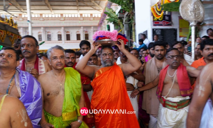 Mantralaya ರಾಯರ ಮಧ್ಯಾರಾಧನೆ ವೈಭವ; ತಿರುಪತಿಯ ಶೇಷವಸ್ತ್ರ ಸಮರ್ಪಣೆ