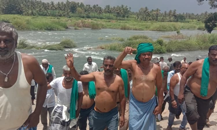 Protest: ತಮಿಳುನಾಡಿಗೆ ಕಾವೇರಿ ನೀರು… ಸರಕಾರದ ವಿರುದ್ಧ ರೈತರಿಂದ ಅರೆಬೆತ್ತಲೆ ಪ್ರತಿಭಟನೆ