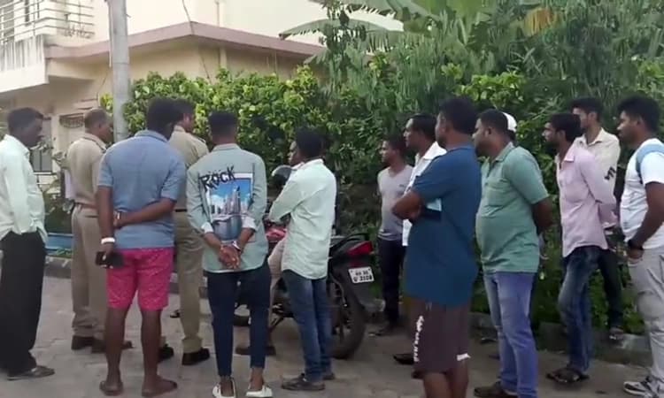 Road Mishap: ಬೈಕ್ ಗಳ ಮುಖಾಮುಖಿ: ಪತ್ನಿಗೆ ಗಾಯ… ಪತಿಯಿಂದ ಬೈಕ್ ಸವಾರನಿಗೆ ಗಂಭೀರ ಹಲ್ಲೆ