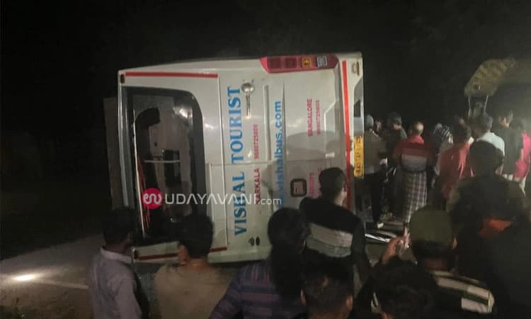 Venoor: ಗಾಂಧಿನಗರದ ಬಳಿ ಪಲ್ಟಿಯಾದ ಖಾಸಗಿ ಬಸ್; ಹಲವರಿಗೆ ಗಾಯ