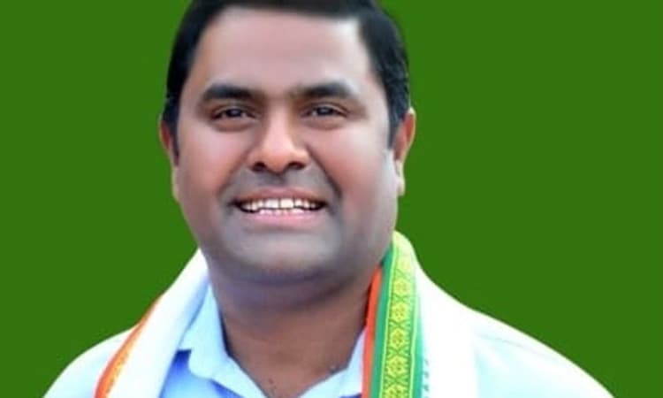 Kudligi; ತಾಲೂಕು ಕಚೇರಿಯಲ್ಲಿ ಕಸಗುಡಿಸಿದ ಶಾಸಕ !