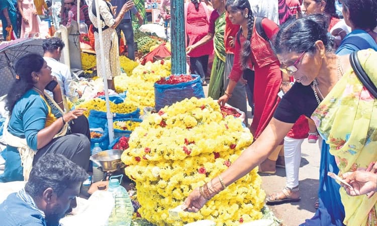 Varalakshmi Festival: ವರಲಕ್ಷ್ಮೀ ಸಂಭ್ರಮಕ್ಕೆ ಬೆಲೆ ಏರಿಕೆ ಬಿಸಿ 