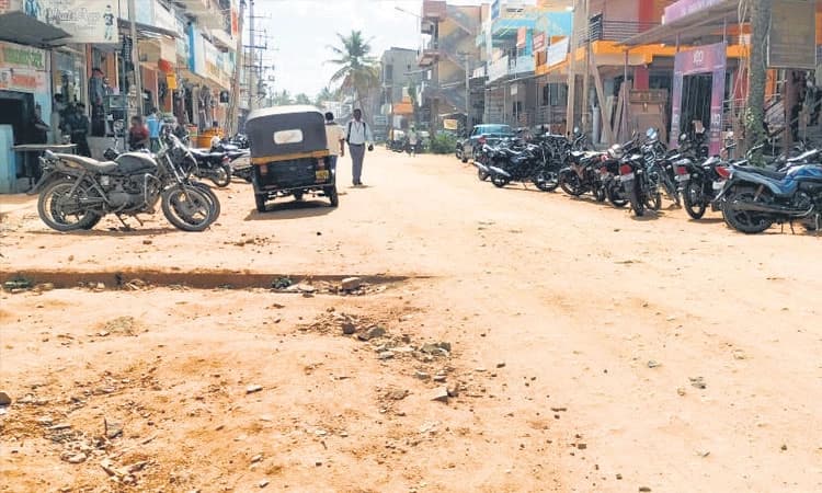 KR Pete: ದೂಳುಪೇಟೆಯಾದ ಕೆ.ಆರ್‌.ಪೇಟೆ!