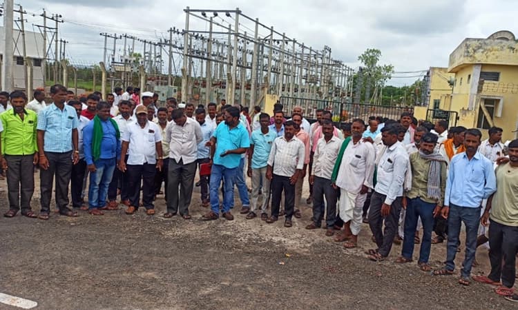 Chikodi: ವಿದ್ಯುತ್ ಕಣ್ಣಾಮುಚ್ಚಾಲೆ, ವಿದ್ಯುತ್ ವಿತರಣಾ ಕೇಂದ್ರಕ್ಕೆ ಬೀಗ ಜಡಿದು ಪ್ರತಿಭಟನೆ