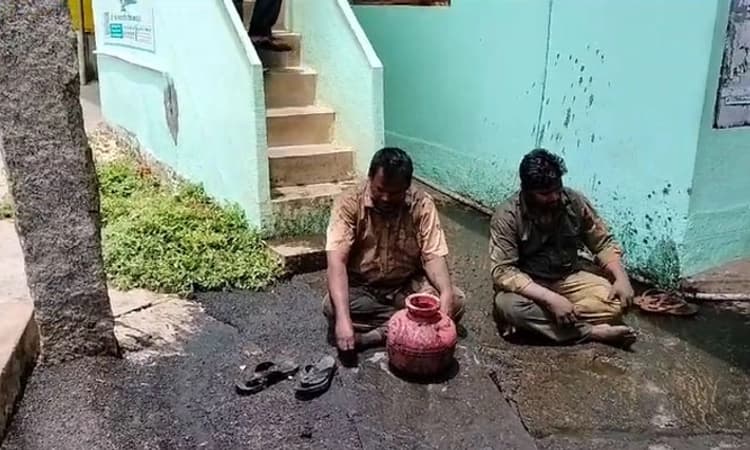 Ramanagara; 15 ತಿಂಗಳ ವೇತನ ಬಾಕಿ: ಮಲ ಸುರಿದುಕೊಂಡು ಪ್ರತಿಭಟಿಸಿದ ಪೌರಕಾರ್ಮಿಕರು