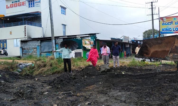 Koratagere ಕುಡಿಯುವ ನೀರಿನ ಕೆರೆಗೆ ಡಾಬಾ ತ್ಯಾಜ್ಯ ; ತೀವ್ರ ವಾಗ್ವಾದ