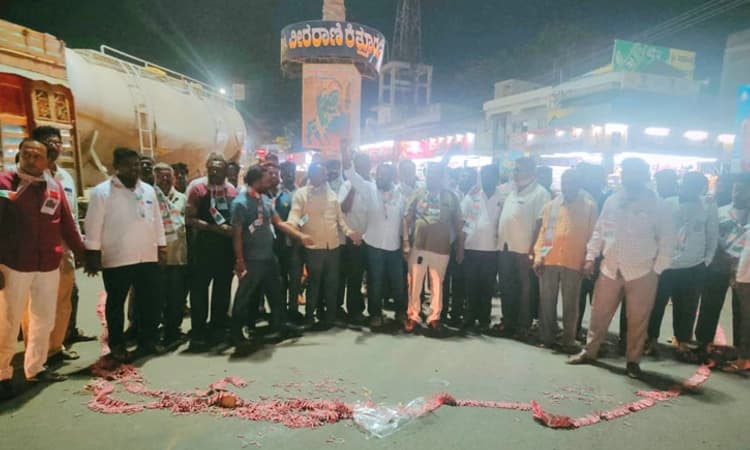 MLC ಯಾಗಿ ಉಮಾಶ್ರೀ: ಮಹಾಲಿಂಗಪುರದಲ್ಲಿ ಅಭಿಮಾನಿಗಳಿಂದ ಸಂಭ್ರಮಾಚರಣೆ