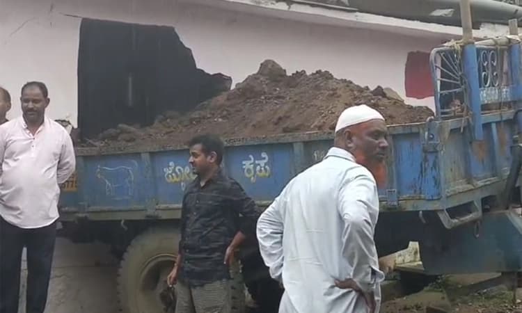 Dandeli: ಚಾಲಕನ‌ ನಿಯಂತ್ರಣ ತಪ್ಪಿ‌ ಮನೆಯೊಳಗೇ ನುಗ್ಗಿದ ಟ್ರ್ಯಾಕ್ಟರ್