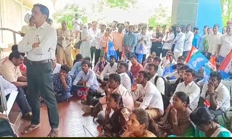 Flag Hoisting ವೇಳೆ ಅಂಬೇಡ್ಕರ್,ಗಾಂಧೀಜಿ ಭಾವಚಿತ್ರ ಇಡದೆ ಅವಮಾನ;ವಿದ್ಯಾರ್ಥಿಗಳ ಪ್ರತಿಭಟನೆ