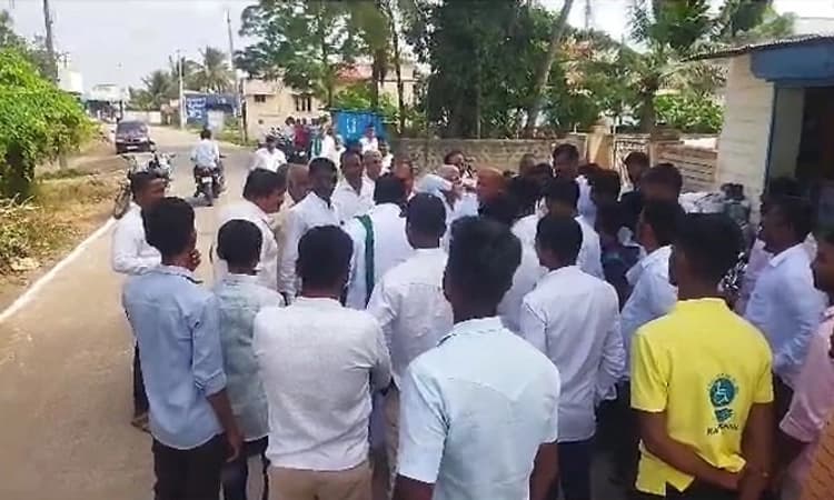 Mudhol; ನಮ್ಮ ಜಾಗದಲ್ಲಿ ಧ್ವಜ ಹಾರಿಸಬೇಡಿ..: ಜಾಗದ ವ್ಯಾಜ್ಯಕ್ಕೆ ಧ್ವಜಾರೋಹಣ ವಿಳಂಬ