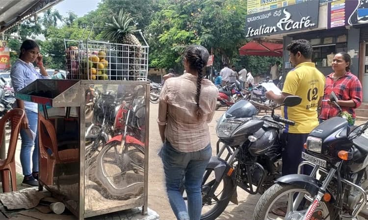 Hosapete: ಸಾರ್ವಜನಿಕರಿಗೆ ಹೊರ ರಾಜ್ಯದ ಯುವತಿಯರ ಕಾಟ