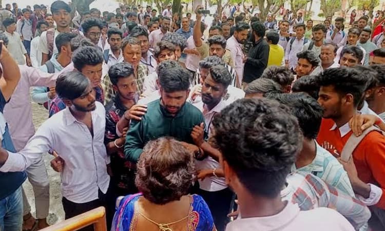 Bhadravathi ಕಾಲೇಜಿನಲ್ಲಿ ಪ್ರಕಾಶ್ ರಾಜ್ ಸಂವಾದ: ವಿದ್ಯಾರ್ಥಿಗಳಿಂದ ಭಾರೀ ಪ್ರತಿಭಟನೆ