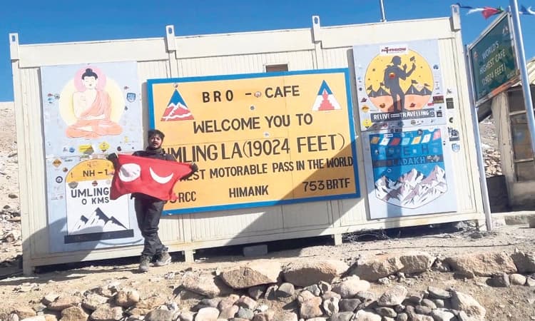 Tulunadu flag;ವಿಶ್ವದ ಅತೀ ಎತ್ತರದ ಶಿಖರದಲ್ಲಿ ತುಳುನಾಡ ಧ್ವಜ ಹಾರಿಸಿದ ಉಡುಪಿಯ ಯುವಕ!