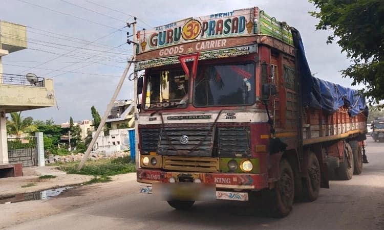 Gangavathi, ಕಡೆ ಬಾಗಿಲು, ಹೊಸಪೇಟೆ: ಅನಧಿಕೃತ ಮೈನ್ಸ್, ಅಕ್ರಮ ಮರಳು ಸಾಗಟ; ಹದಗೆಟ್ಟ ರಸ್ತೆ