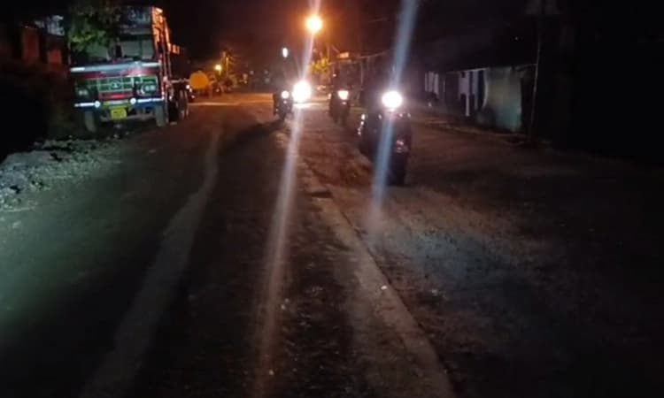 ದಾಂಡೇಲಿ: ಸ್ಕಿಡ್ ಆಗುತ್ತಿರುವ ದ್ವಿಚಕ್ರ ವಾಹನಗಳು… ರಸ್ತೆ ದುರಸ್ತಿಗೆ ಸ್ಥಳೀಯರಿಂದ ಆಗ್ರಹ