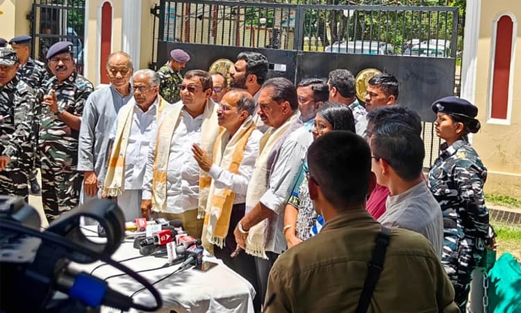 Manipur ರಾಜ್ಯದಲ್ಲಿ ಶಾಂತಿಸ್ಥಾಪಿಸಿ: ರಾಜ್ಯಪಾಲರಿಗೆ ಪ್ರತಿಪಕ್ಷಗಳ ನಿಯೋಗ ಮನವಿ