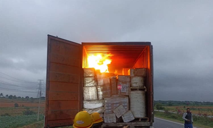 Hosapete: ಆಕಸ್ಮಿಕ ಬೆಂಕಿ; ಲಾರಿಯಲ್ಲಿದ್ದ ವಸ್ತುಗಳು ಭಸ್ಮ