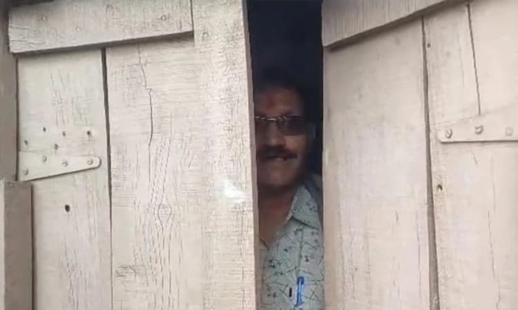 ವಾರ್ಡ್ ಸಮಸ್ಯೆ ಪರಿಹರಿಸದ ನಗರಸಭೆ ಸದಸ್ಯನನ್ನು ಕೂಡಿ ಹಾಕಿ ಆಕ್ರೋಶ ವ್ಯಕ್ತಪಡಿಸಿದ ಸ್ಥಳೀಯರು