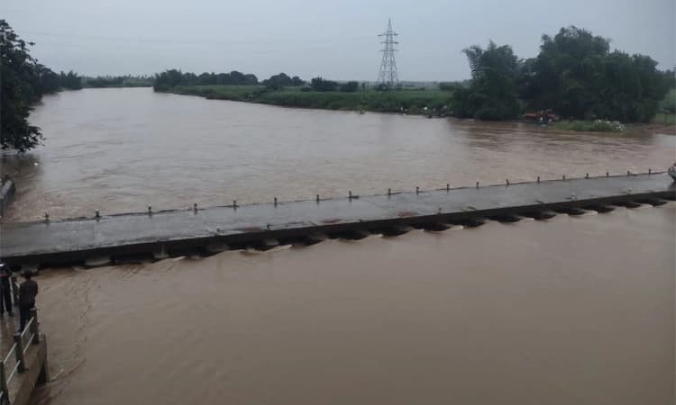ಘಟಪ್ರಭಾ ನದಿಗೆ ಹೆಚ್ಚಿದ ನೀರು: ಮೂರು ದಿನಗಳಿಂದ ಎರಡು ಸೇತುವೆ ಜಲಾವೃತ