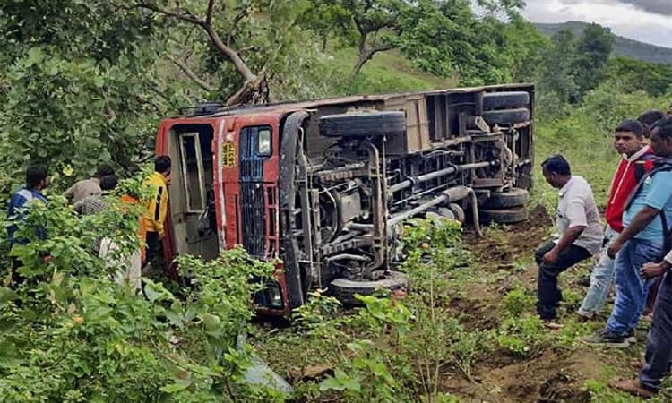 Maharashtra: ಬಸ್ ಪಲ್ಟಿ; ಕನಿಷ್ಠ 10 ಮಂದಿಗೆ ಗಾಯ
