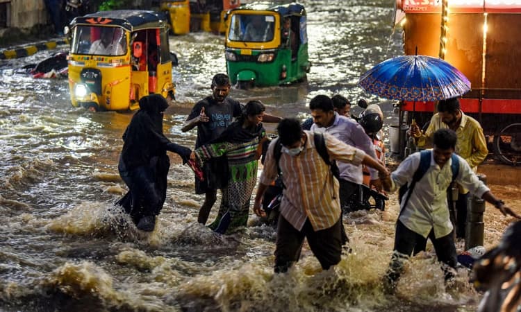 ಮಳೆಯಲ್ಲಿ ತೇಲಿ ಹೋಗುತ್ತಿದೆ ಬದುಕು; ಕೇರಳದಲ್ಲಿ ಮೂವರ ಸಾವು
