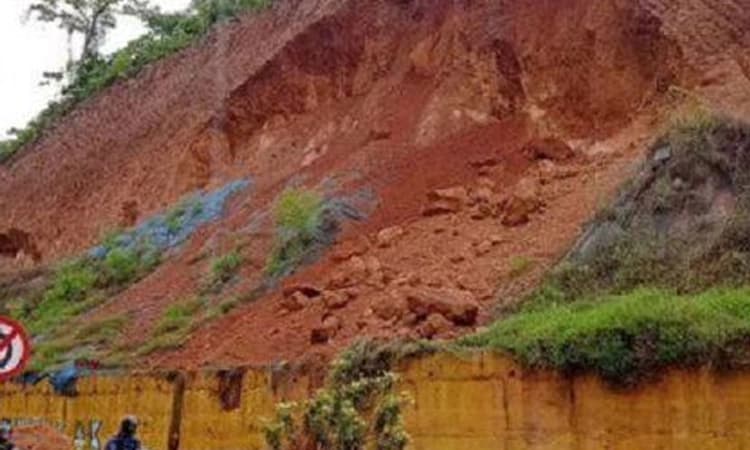 ಧರೆ‌ ಕುಸಿತ; ಶಿರಸಿ-ಕುಮಟಾ ರಸ್ತೆ ಸಂಚಾರ ಬಂದ್