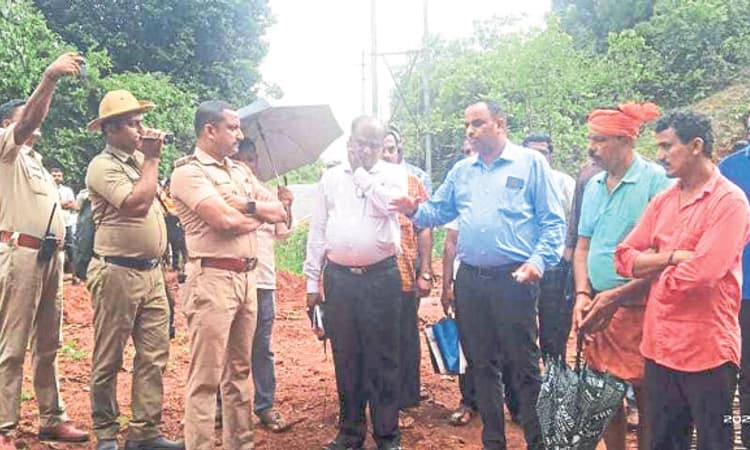ತಹಶೀಲ್ದಾರ್‌ ಸಮ್ಮುಖದಲ್ಲಿ ಪೊಲೀಸ್‌ ಭದ್ರತೆಯೊಂದಿಗೆ ಸರ್ವೇ