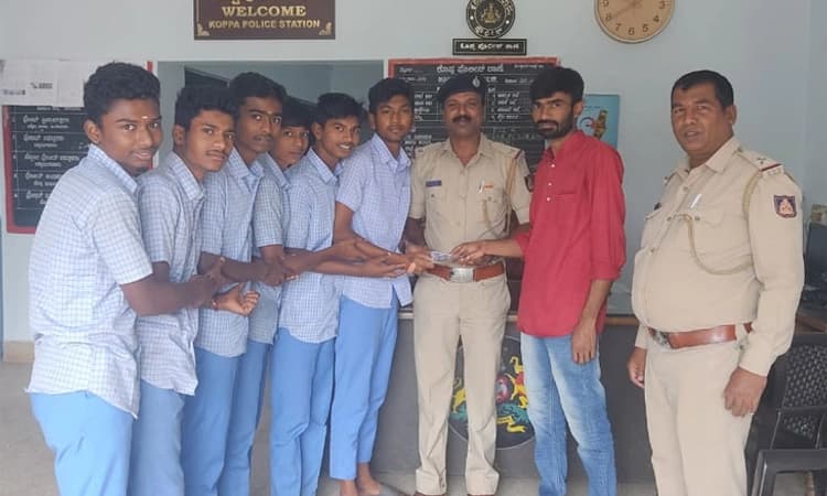 ರಸ್ತೆಯಲ್ಲಿ ಸಿಕ್ಕ 12,900 ರೂ. ವಾರಸುದಾರರಿಗೆ ತಲುಪಿಸಿದ ವಿದ್ಯಾರ್ಥಿಗಳು
