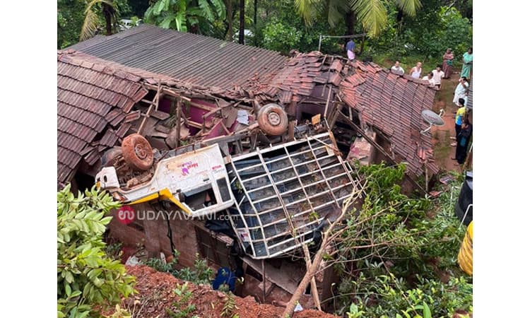 Vitla: ಮನೆ ಮೇಲೆ ಉರುಳಿ ಬಿದ್ದ ಪಿಕಪ್‌: ಮನೆಯೊಳಗೆ ಮಹಿಳೆ ತತ್ತರ!