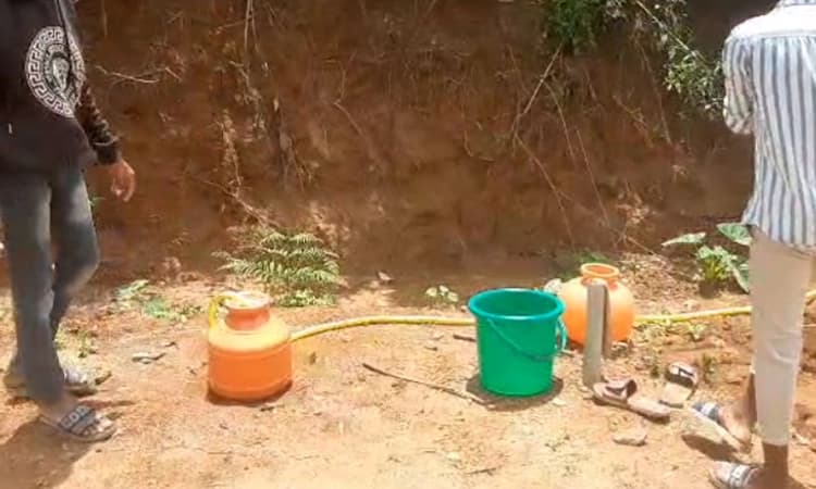 ಪಾಠ ಕೇಳೋದು ಬಿಟ್ಟು ಊಟಕ್ಕೆ ನೀರು ತರಲು ಹೋದ ಸರಕಾರಿ ಶಾಲೆ ಮಕ್ಕಳು