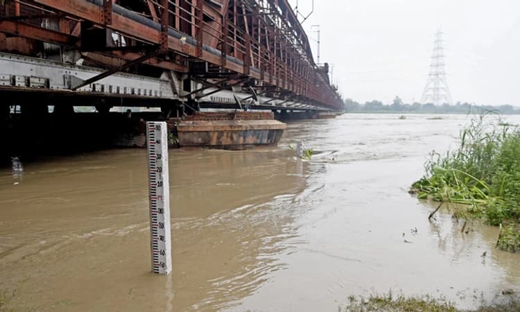ಅಪಾಯದ ಮಟ್ಟ ಮೀರಿ ಹರಿಯುತ್ತಿದೆ ಯಮುನಾ… ಪ್ರವಾಹ ಭೀತಿ, ದೆಹಲಿ ಸಿಎಂ ತುರ್ತು ಸಭೆ